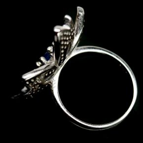 Кольцо из серебра 925 с натуральными синими сапфирами и фианитами, белый родий