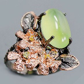 Авторское кольцо из серебра 925 с натуральным пренитом  кабошоном и хризолитами, 2 тона