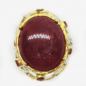 Кольцо из серебра 925 с натуральным иридисцентным рубином кабошоном и ограненными бирманскими рубинами, с оттеночной позолотой