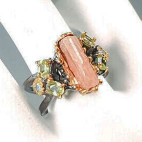 Авторское кольцо из серебра 925 с натуральным розовым турмалином  руж,  хризолитами и топазами, родирование в 2 тона