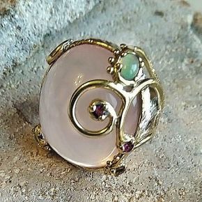 Авторское кольцо из серебра 925 с очень крупным натуральным розовым кварцем, опалами и турмалинами